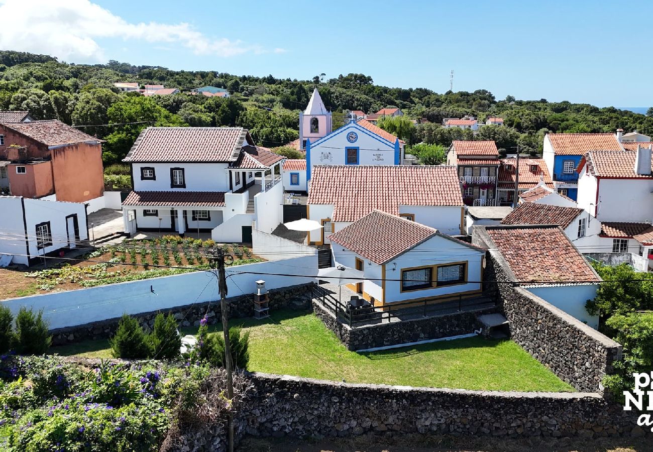 House in Biscoitos - Casa da Gente (t1) by PontaNegraAzores